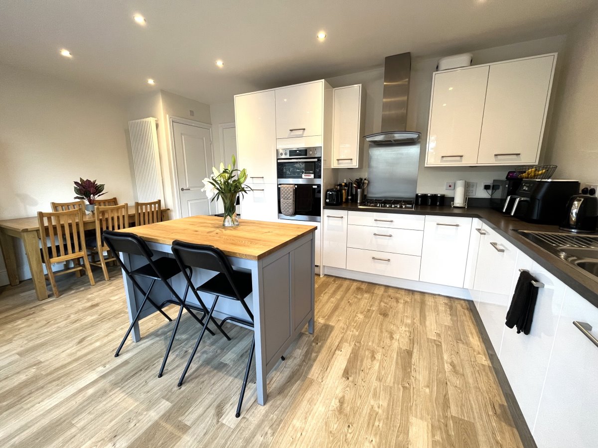 2 Hepworth Gardens Wakefield  WF1 3FH image 2