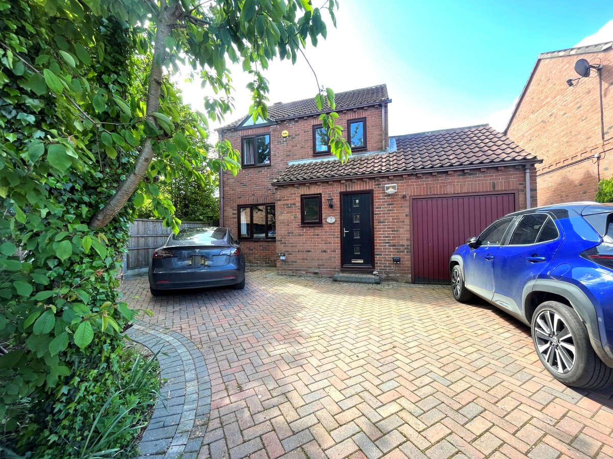 7 Cromwell Close Knottingley  WF11 9HX image 0