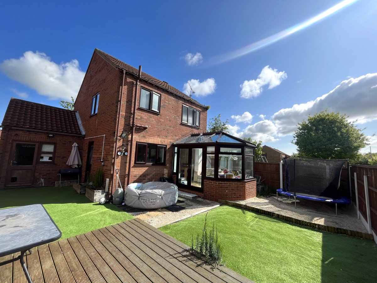 7 Cromwell Close Knottingley  WF11 9HX image 1