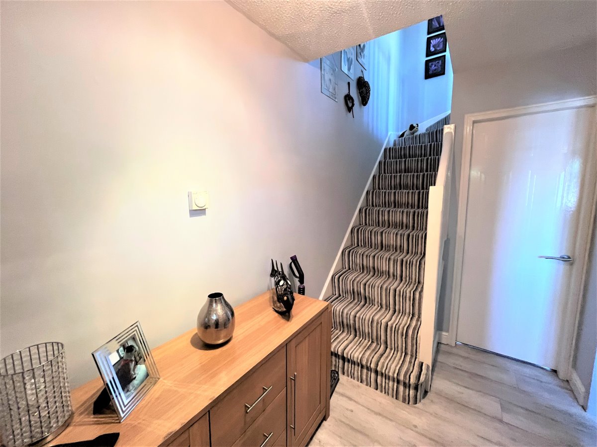 23 Holly Mede Ossett  WF5 9TB image 4