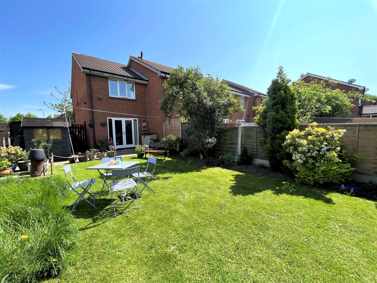 23 Holly Mede Ossett  WF5 9TB image 11