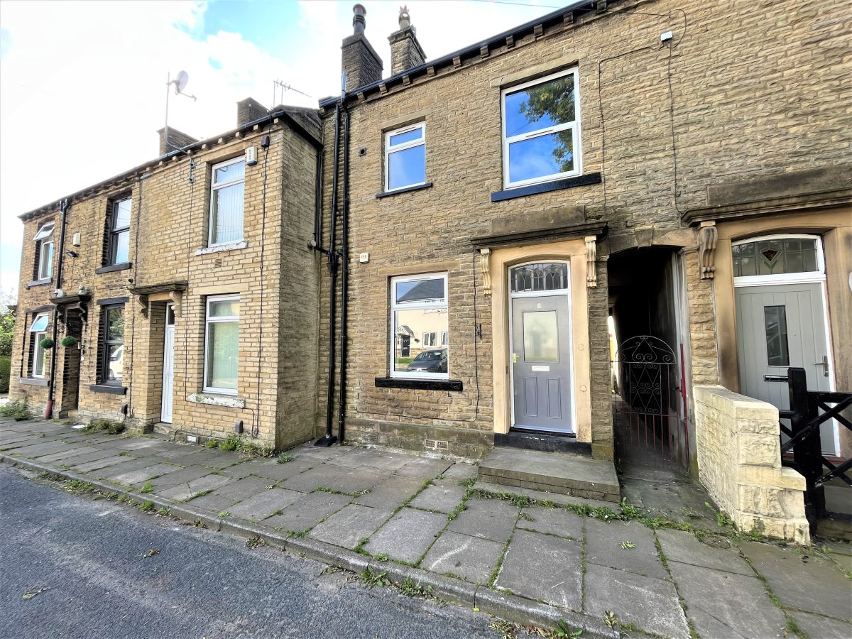 8 Moorcroft Road Bradford  BD4 6NQ image 0