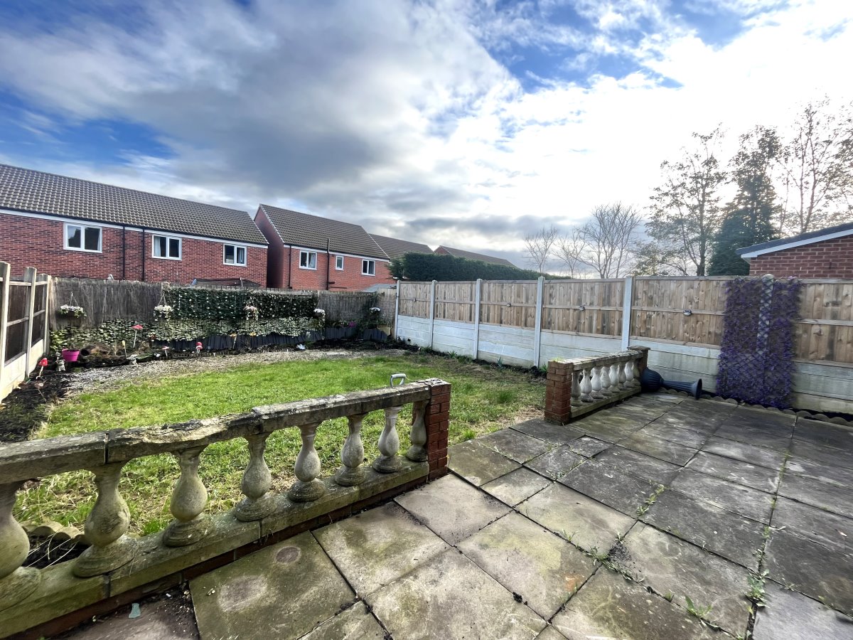 15 Queensway Royston Barnsley S71 4JE image 1